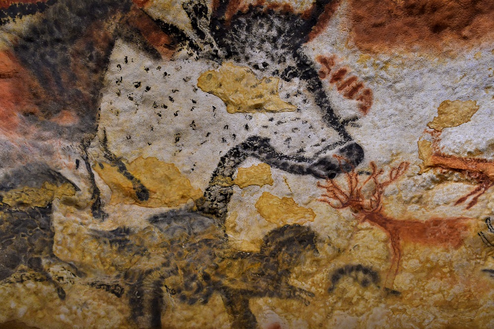 Tête d'un boeuf et rennes peints sur les parois de la grotte Lascaux
